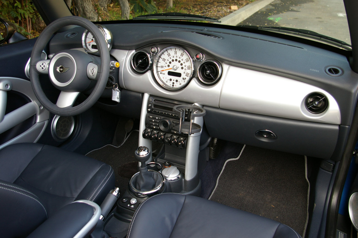 Посмотрите какой огромный спидометр по центру!