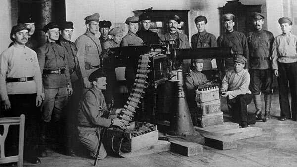 Красногвардейцы у пушки Максима-Норденфельда в Смольном, 1917. Источник: russiainphoto.ru