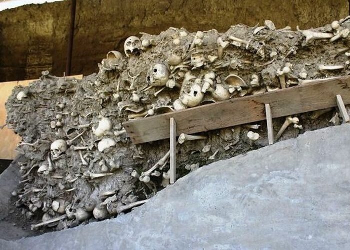 
Жуткое захоронение младенцев.
