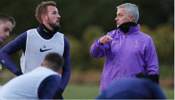 Моуринью был изображен с капитаном сборной Англии Гарри Кейном во время тренировки