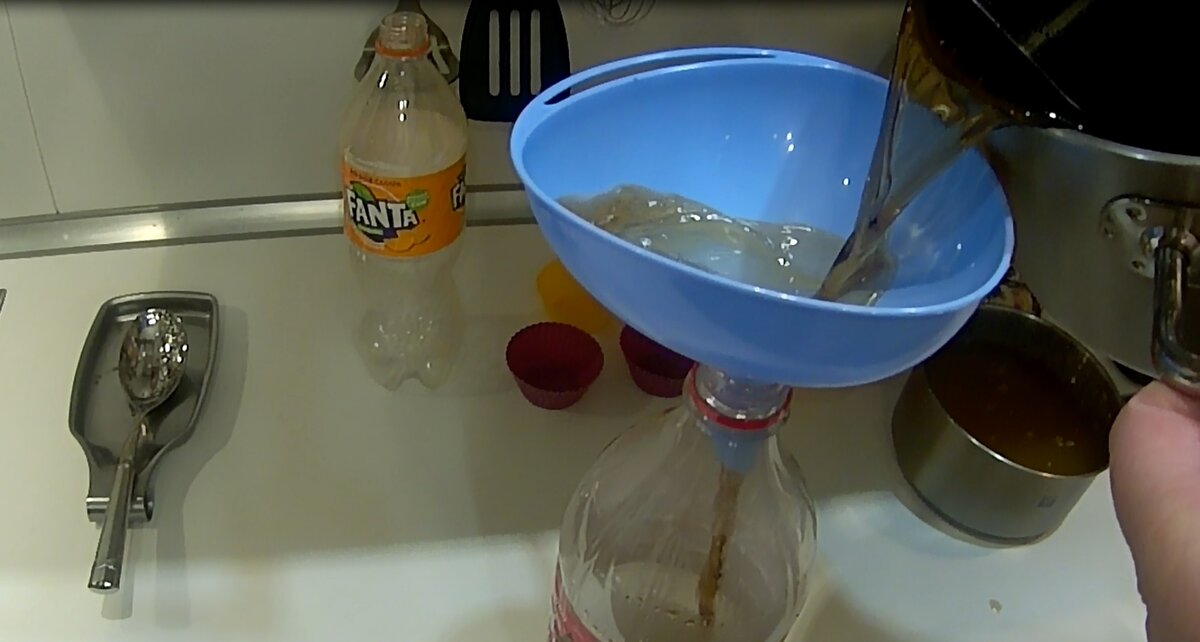 Фото сделано автором (переливаю колу обратно в бутылку)