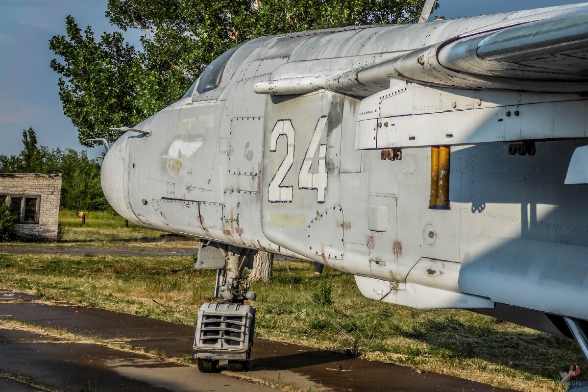 Обнаружил на заброшенном аэродроме стоянку сохранившихся боевых самолётов