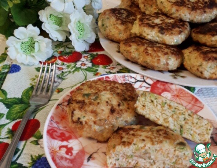 Куриные котлеты с брокколи и цветной капустой получаются вкусные, сочные. Они подходят для диетического питания и для детей, так как совсем не жирные. В нашей семье очень любят такие котлетки.