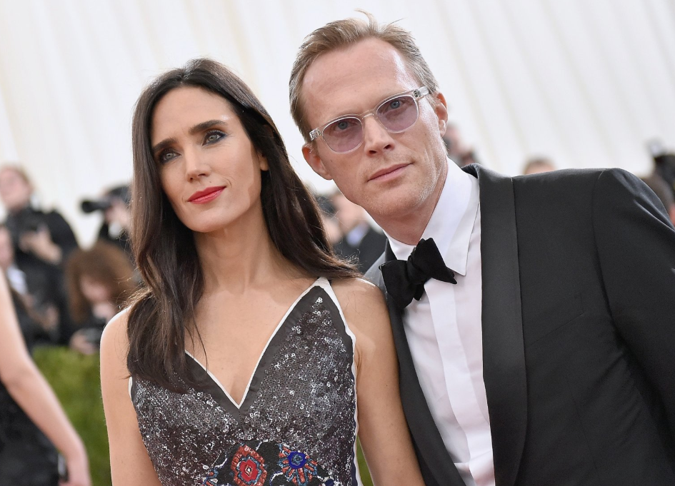 Повстречались на съёмках оскароносного фильма "Игры разума" в 2001 году и до сих пор любят друг друга.