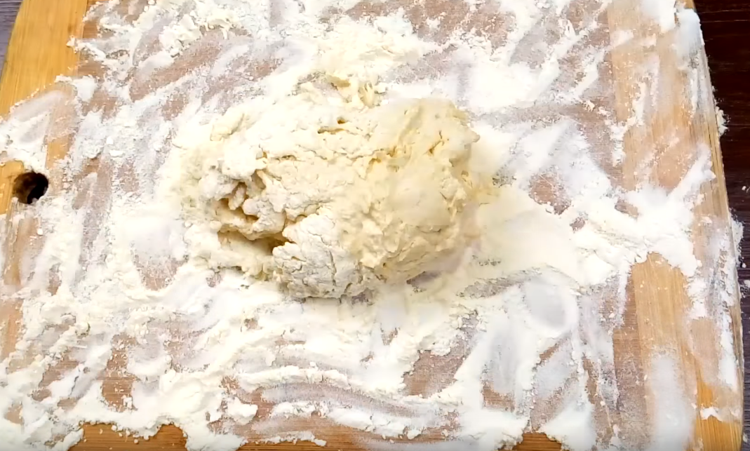 Ну а самым первым делом в приготовлении пиццы нам нужно будет замешать тесто, оно у нас будет дрожжевое, поэтому берем какую нибудь пиалку с теплой водой и добавляем туда немного сахара, и пакетик дрожжей, теперь в какую нибудь миску побольше добавляем муку, немного масла, а так же помешивая добавляем наши дрожжи разведенные с теплой водой, перекладывая тесто на какую нибудь плоскую поверхность, и вымешиваем его уже руками, после чего кладем его обратно в миску, и даем ему уже отдохнуть.