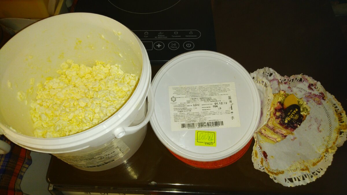 Творог (2 кг из 3) и кусок торта