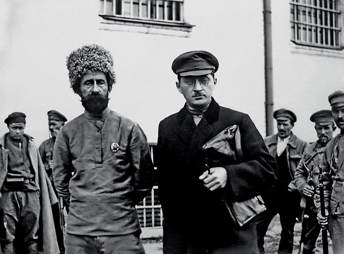 Казак Филипп Миронов со своим защитником на судебном процессе в 1919 году