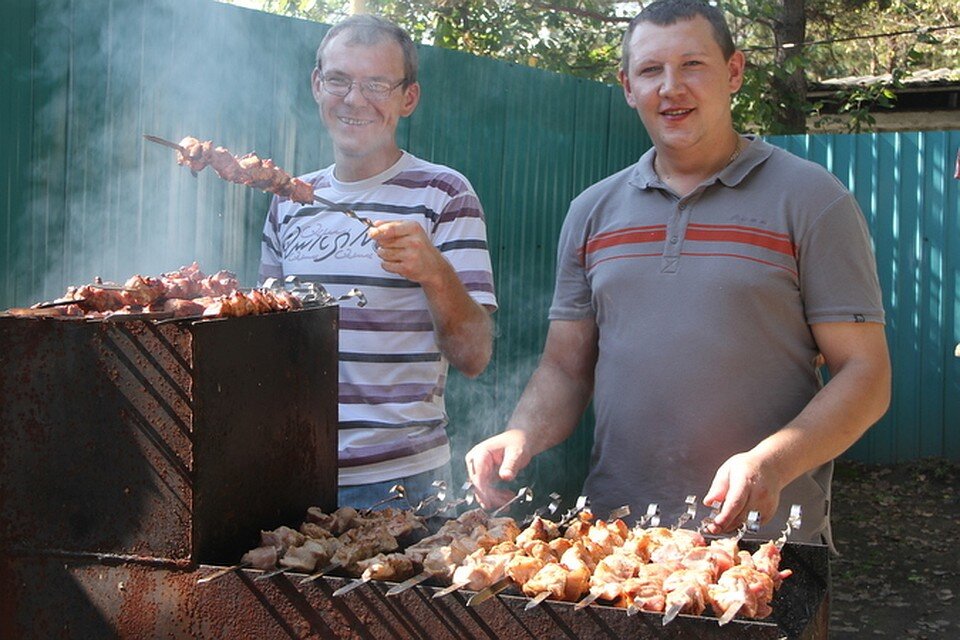 Мужчина барбекю