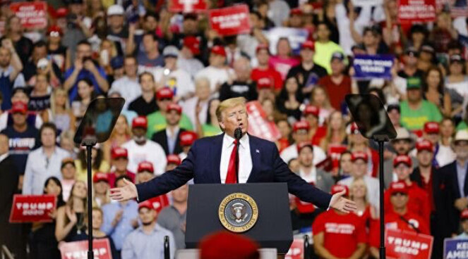 Российские эксперты в сфере международных отношений полагают, что американский лидер Дональд Трамп с высокой вероятностью сохранит свои полномочия после ноябрьских президентских выборов в США, заявил в понедельник доцент кафедры прикладного анализа международных проблем МГИМО Андрей Безруков.