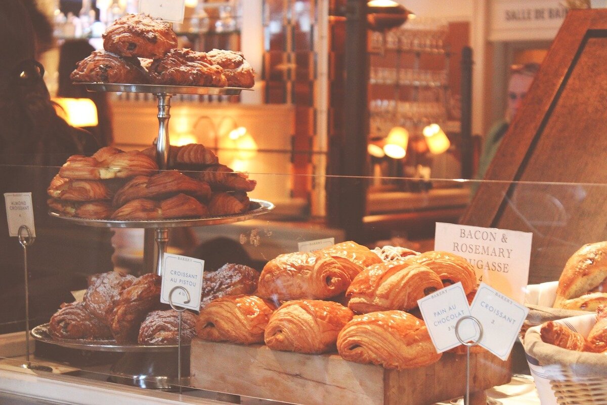 https://cdn.pixabay.com/photo/2016/11/29/05/07/baked-goods-1867459_1280.jpg