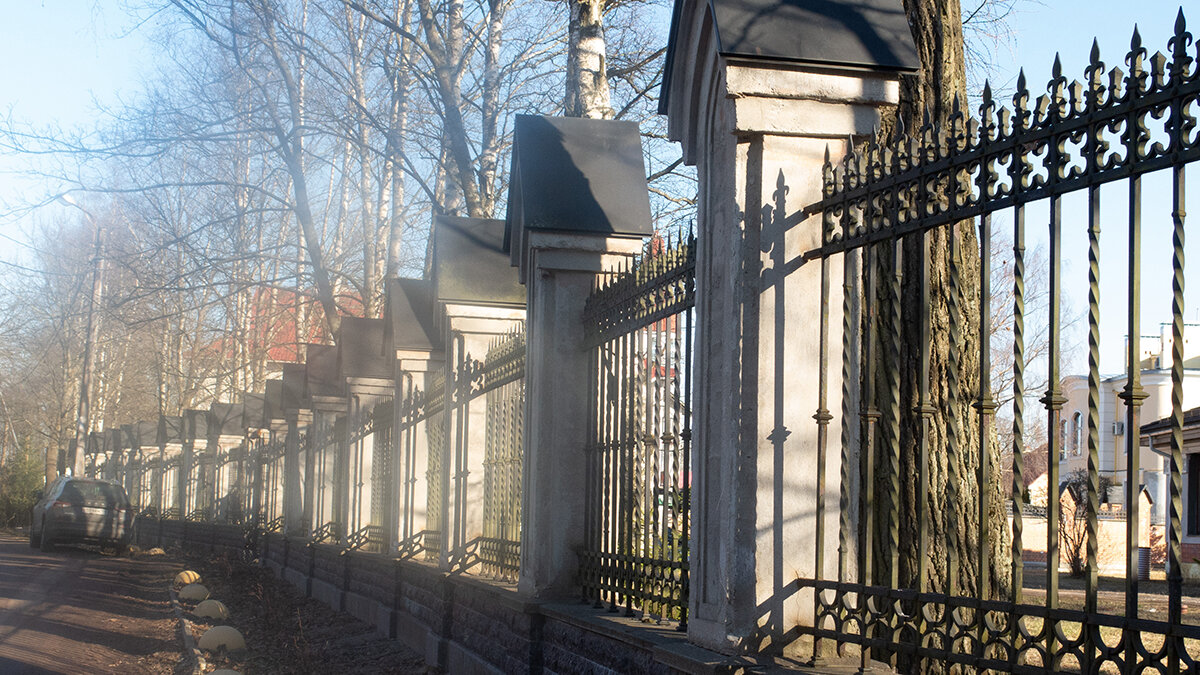 Забор таков, что невольно представляется, что загорожен городок гостевых покоев дипломатического корпуса. 22.03.2020