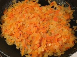 Нарезаем лук и морковь, обжариваем до золотистого цвета на растительном масле. Тем временем подготавливаем фарш (берем готовый или перекручиваем мясо). Соль и специи добавляем по вкусу. Обязательно добавьте зиру и молотую паприку, без этих специй шведские тефтельки невозможны. 