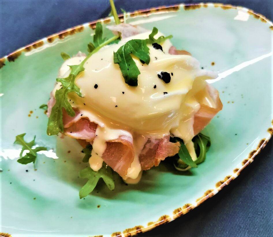 Яйцо бенедикт с вяленым окороком и салатом из рукколы
