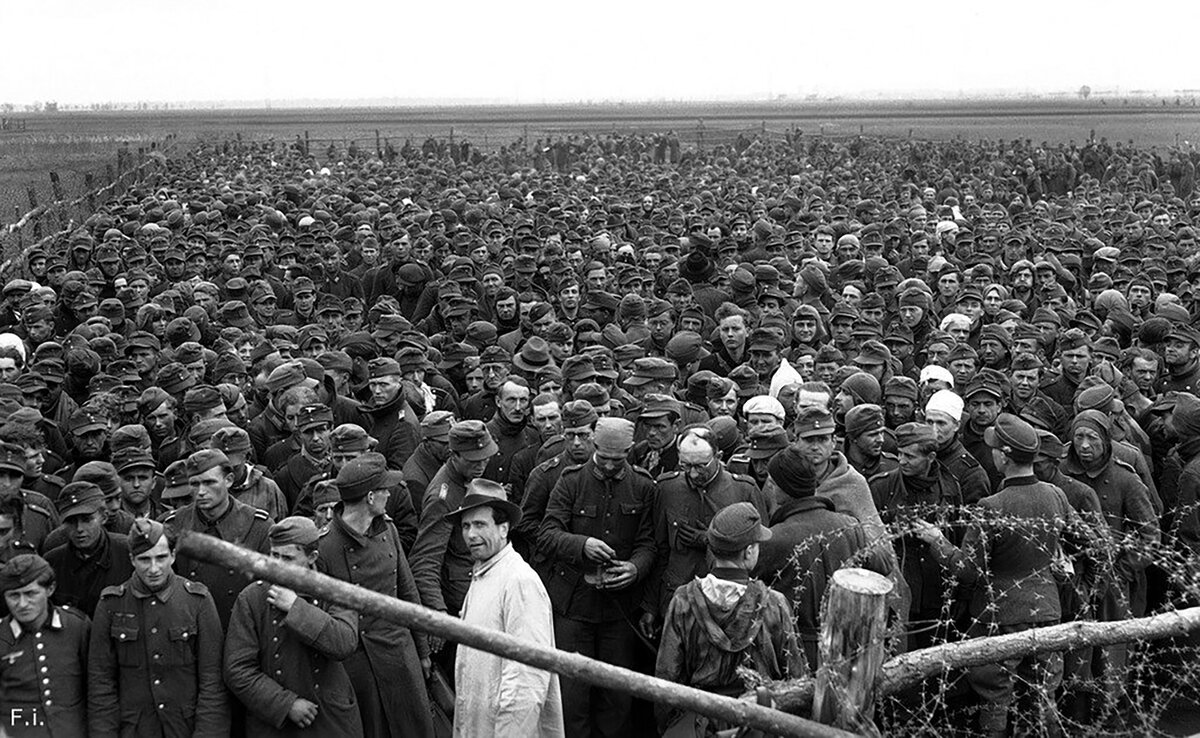 Взял в плен немцев. Лагерь военнопленных в Германии вторая мировая. Немецкие военнопленные 1945. Советские военнопленные 1945. Немецкие военнопленные 1945 лагеря.