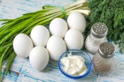 ШАГ 1:
Подготовить указанные продукты. Салат настолько универсален, то состоит практически из 3 ингредиентов: яиц, зеленого лука и майонеза, приправленных щепотками соли и молотого черного перца.