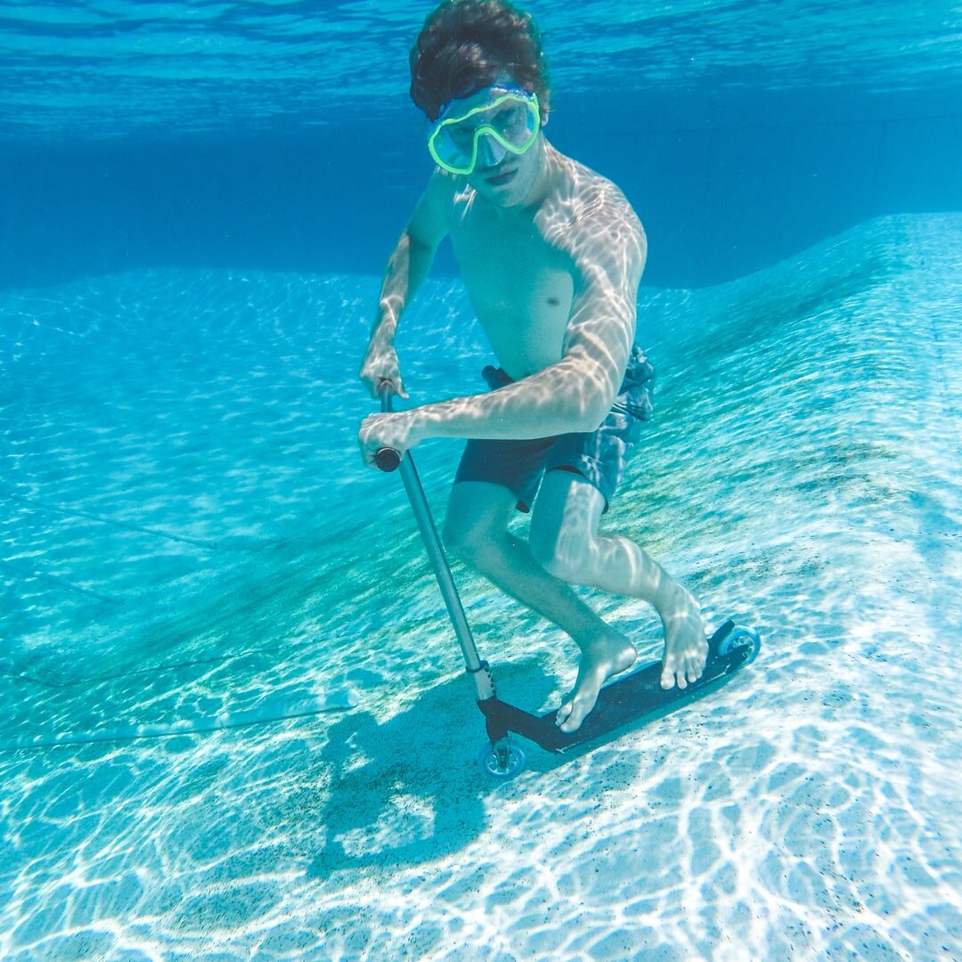 По водой