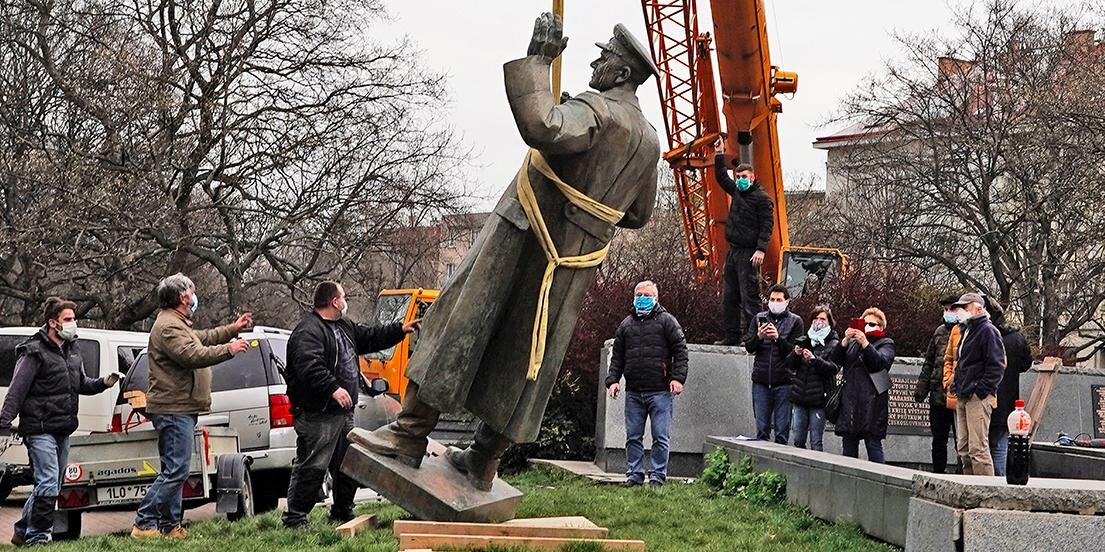 Снос памятника Коневу в Праге