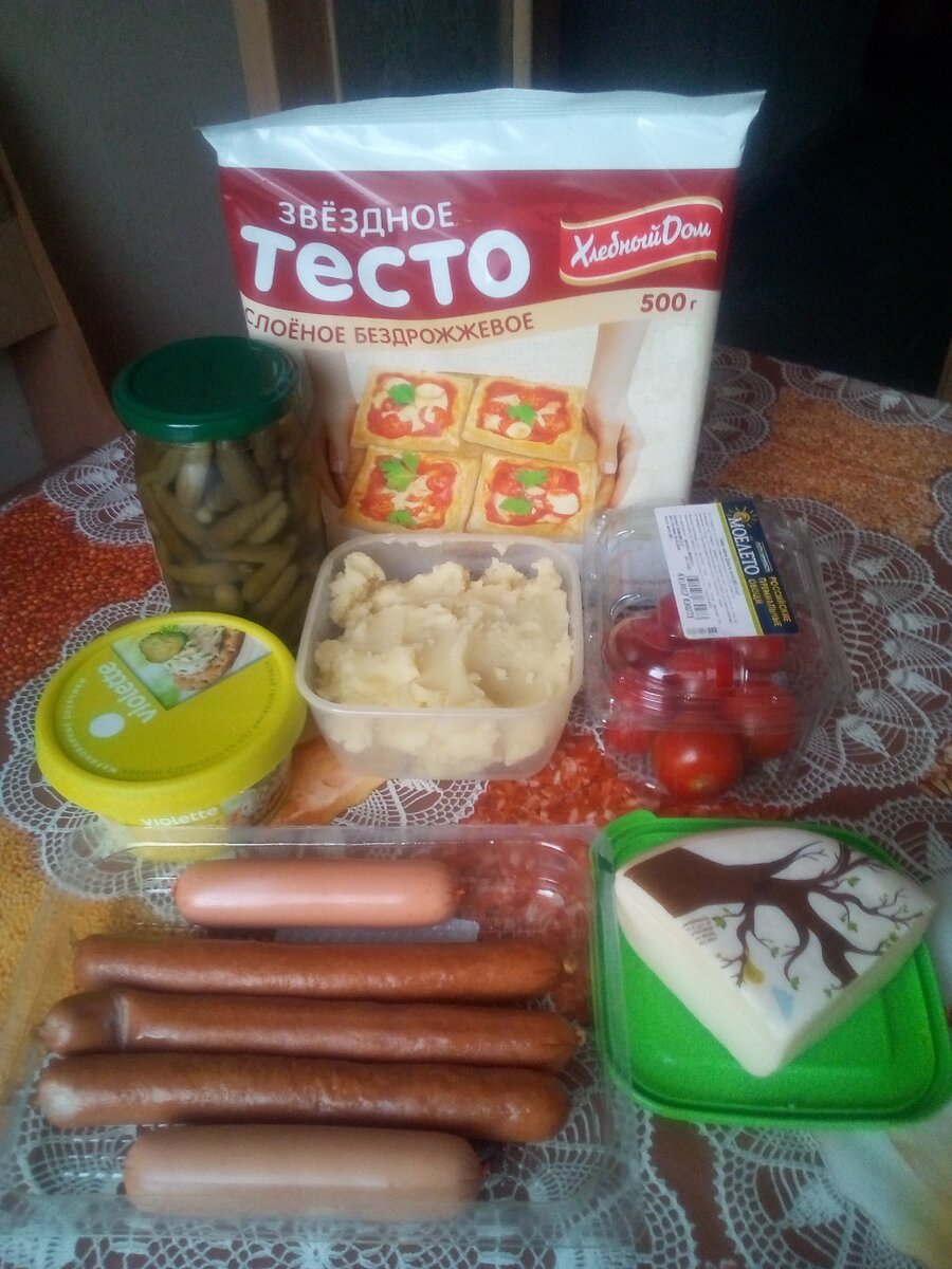 Ингредиенты для открытого пирога с копчёностями.