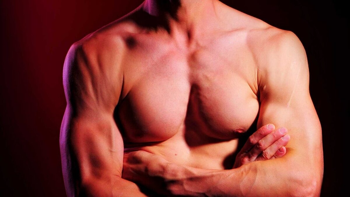 Более чем у 30% мужчин наблюдается проблема, которая связана с увеличением груди. Конечно, существует основная причина при набирании лишних килограммов и накоплении жира в ней, но есть и другие причины, которые не так очевидны. 
Когда развивается железистая ткань в груди, в отличие от жировой ткани, это называется гинекомастией. Развитие дополнительной ткани молочной железы происходит тогда, когда у вас относительно низкий уровень тестостерона или высокий уровень эстрогена. Проще говоря, тестостерон подавляет рост груди, в то время как большой уровень эстрогена может стимулировать его.

В лучшем случае гинекомастия может быть смущающим явлением, она достаточно влияет на самооценку. Но в худшем случае это может быть признаком более серьезных проблем со здоровьем.

Ожирение

Гинекомастия, связанная с ожирением - это больше, чем просто увеличение жира. На самом деле, это увеличение жира - то, что разрушает ваши гормоны. Ваша жировая ткань вырабатывает гормон лептин, который играет важную роль в репродуктивной функции.

Если вам не хватает жировой ткани, ваш уровень лептина будет очень низким. Но в случае ожирения уровни лептина очень высоки, что может привести к резистентности к лептину, что заставляет ваш мозг думать, что он голодает.

В обоих случаях мозгу посылается сигнал о том, что сейчас неподходящее время тратить энергию лишний раз, и это приводит к снижению гормонов ЛГ и ФСГ, которые могут задерживать выработку сперматозоидов и тестостерона.

Тестостерон вызывает снижение роста клеток, которые вызывают железистую ткань в молочных железах, а эстроген увеличивает его. Поскольку ожирение снижает уровень тестостерона, вы уменьшаете его “подавляющий” эффект на ткани молочной железы, поэтому эстроген может влиять на размер груди и вызывать ее рост.

Заместительная терапия тестостероном

Хотя лечение тестостероном может помочь улучшить вашу сексуальную жизнь, мышечную массу, энергию, настроение и многое другое, оно также может вызвать некоторый временный рост груди. Это связано с тем, что у всех мужчин есть фермент, называемый ароматазой, который превращает тестостерон в форму эстрогена.

Так что, если вы начнете принимать тестостерон, уровень его возрастает, но, кроме того, и уровень эстрогена повышается, потому что вы превращаете некоторое количество тестостерона в эстроген.

Хорошей новостью является то, что это обычно незаметно для других людей, и в большинстве случаев проходит в течение нескольких недель. Влияние роста тестостерона на рост молочной железы начинает преобладать, потому что уровень тестостерона в крови очень высок по сравнению с тем, что было раньше.

Стероиды

Нелегальное лечение тестостероном, используемое для увеличения или повышения производительности, также может вызвать рост груди - мы говорим об анаболических стероидах, которые являются синтетическими версиями тестостерона.

Некоторые из них не превращаются в эстрогены, но те, которые действительно могут вызвать рост груди так же, как это может сделать законное лечение тестостероном.Принимать лекарство, чтобы блокировать превращение тестостерона в эстроген, тоже не очень хорошая идея. Эстроген важен для здоровья костей, сексуальной функции и снижения жировой массы у мужчин, поэтому не стоит полностью его блокировать.

Также стоит отметить, что побочные эффекты приема стероидов более выражены, чем при регулярном лечении тестостероном. Случается так, что мужчины принимают их намного больше, чем необходимо, что может привести к более выраженным эффектам.

Лекарства от выпадения волос и другие

Существует длинный список лекарств, в которых гинекомастия указана как потенциальный редкий побочный эффект, но некоторые из них более тесно связаны, чем другие. Примечательно, что препарат от выпадения волос под названием “Пропеция” (финастерид) ассоциировался с гинекомастией.

Препараты против выпадения волос вызывают снижение превращения тестостерона в действительно мощную форму тестостерона, называемую дигидротестостерон, или DHT. Таким образом, при их приеме вы оказываете эффект анти-тестостерона.

Другие лекарственные средства могут блокировать рецепторы тестостерона для создания этого эффекта против тестостерона, такие как “спиронолактон”, мочегонное средство, используемое у людей с заболеваниями печени, и лекарства от изжоги, такие как “тагамет” (циметидин).

Тяжелая болезнь печени или почек

Любое серьезное заболевание может привести к снижению выработки тестостерона, потому что ваш мозг получает сообщение о том, что сейчас не время для размножения. Но тяжелые заболевания печени, такие как цирроз, особенно связаны с нарушением гормонов.

Болезнь печени, как правило, приводит к нарушению синтеза белка, а некоторые белки перепроизводятся. Одним из них является белок, называемый глобулин, связывающий половые гормоны (SHBG), который связывает тестостерон. Таким образом, не только снижается выработка тестостерона из-за болезни, но также увеличивается количество белка, связывающего тестостерон, поэтому в организме меньше “свободного” тестостерона.

Люди с заболеваниями печени получают двойной удар. Гораздо более распространенные симптомы - изменение мочеиспускания, отек лодыжек или ступней, кожная сыпь, боль в спине или в боку, тошнота и рвота, они проявятся прежде, чем вы заметите увеличение груди.

Необнаруженные опухоли

Несколько типов опухолей могут влиять на выработку гормонов. Если ваше тело не вырабатывает достаточного количества тестостерона или вырабатывает слишком много эстрогена, это нарушение баланса может привести к гинекомастии.

Другой эффект опухоли, который может возникнуть при некоторых опухолях легких и яичек, заключается в создании гормона под названием ХГЧ. ХГЧ действует как гормон ЛГ, стимулируя выработку тестостерона из яичек, но он также стимулирует большую конверсию тестостерона в эстроген.

Возрастные изменения

Гинекомастия может возникнуть в любом возрасте, но часто это происходит сначала в период полового созревания. Грудь мужчины подвергается некоторому развитию, поэтому у каждого мужчины будет некоторое утолщение тканей. У подавляющего большинства мужчин оно со временем исчезает. Но когда утолщение тканей груди не проходит, это называется идиопатическая гинекомастия. Также гинекомастия становится более вероятной, когда вы становитесь старше. Снижение уровня тестостерона может сыграть свою роль.