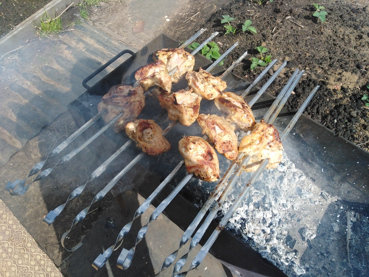 Мясо на нескольких шампурах сразу