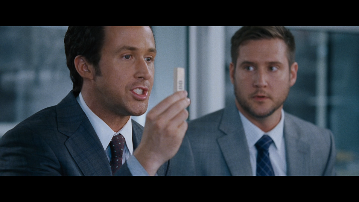 Кадр из фильма "Игра на понижение". На фото герой объясняет почему рынок не движимости по надежности поход на дженгу.