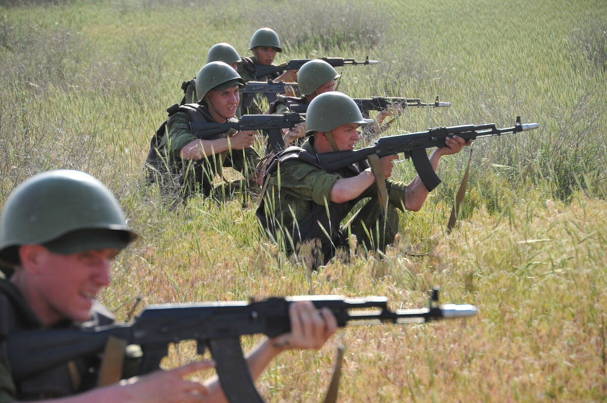 Учебно боевая подготовка. Стрельбы в армии. Солдаты на стрельбище.