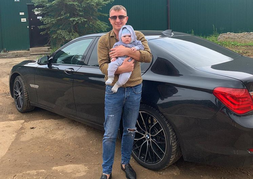 С сыном Богданом на фоне БМВ. 
Для рейтингов горе-отец часто использует ребёнка
(фото - https://www.instagram.com/yabbarov_official/)