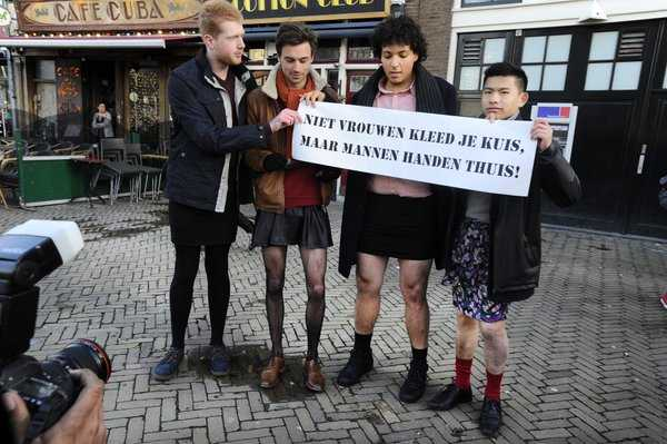 Голландские мужики, надев юбки, "решительно" протестуют против мигрантов, насилующих местных дам.  Мигрантам "страшно - аж жуть"!"