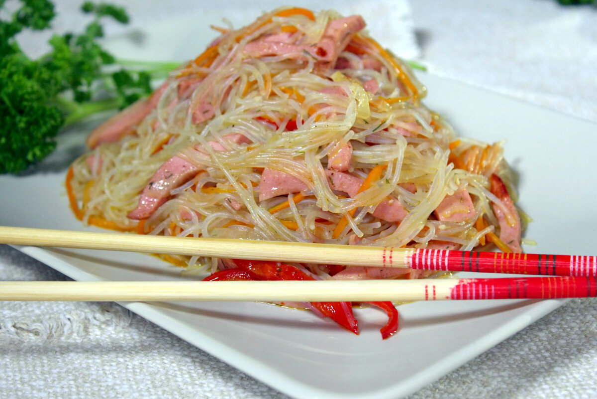 Холодный салат с фунчозой. Фунчоза по-корейски. Фунчоза корейская. Рисовая лапша фунчоза. Холодный салат с фунчозой.