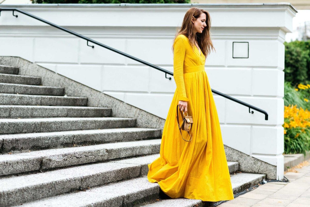 Желтые платья с чем носить