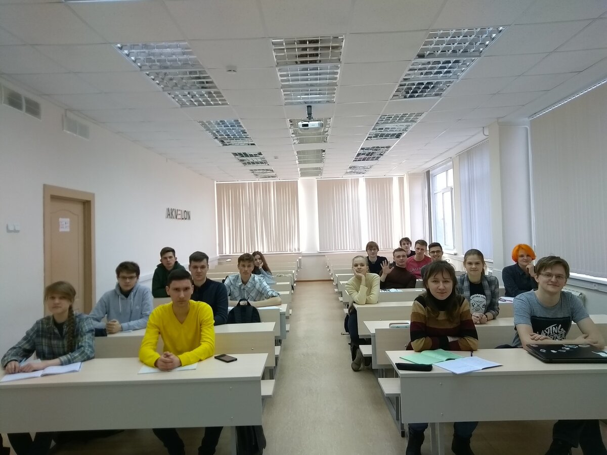 Студенты. Самые жизнерадостные двое на 4-й парте справа еще и курсовые у меня пишут :)