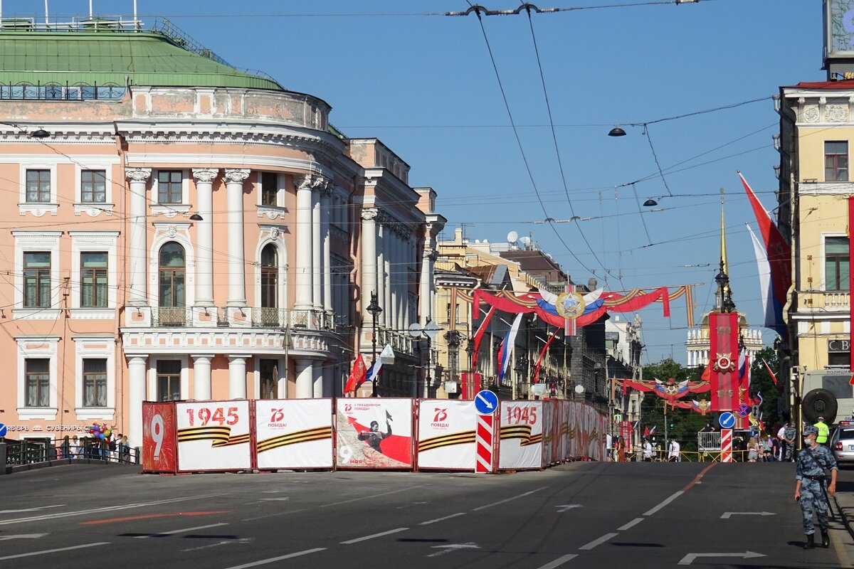 Украшения на Невском проспекте к празднованию 75-летия Победы. Фото автора блога