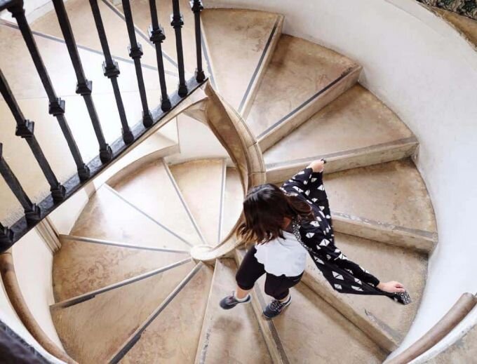 девушка поднимаясь по лестнице изображений