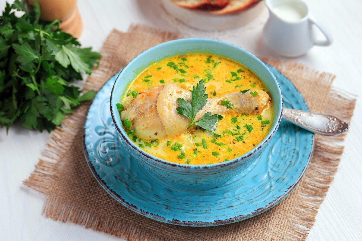 Куриный суп с плавленным сыром. Куриный сырный суп. Суп куриный с плавленным сырком. Сырный суп в кастрюле. Английский куриный суп с плавленым сыром.