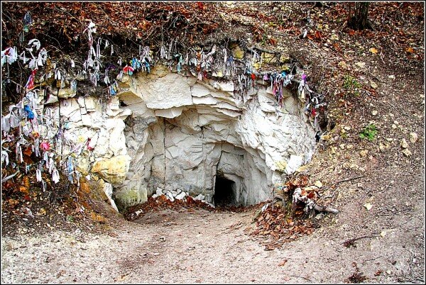 Черемшаны. Пещера, одна из немногих сохранившихся, в которых жили старообрядческие отшельники, ушедшие от мира.