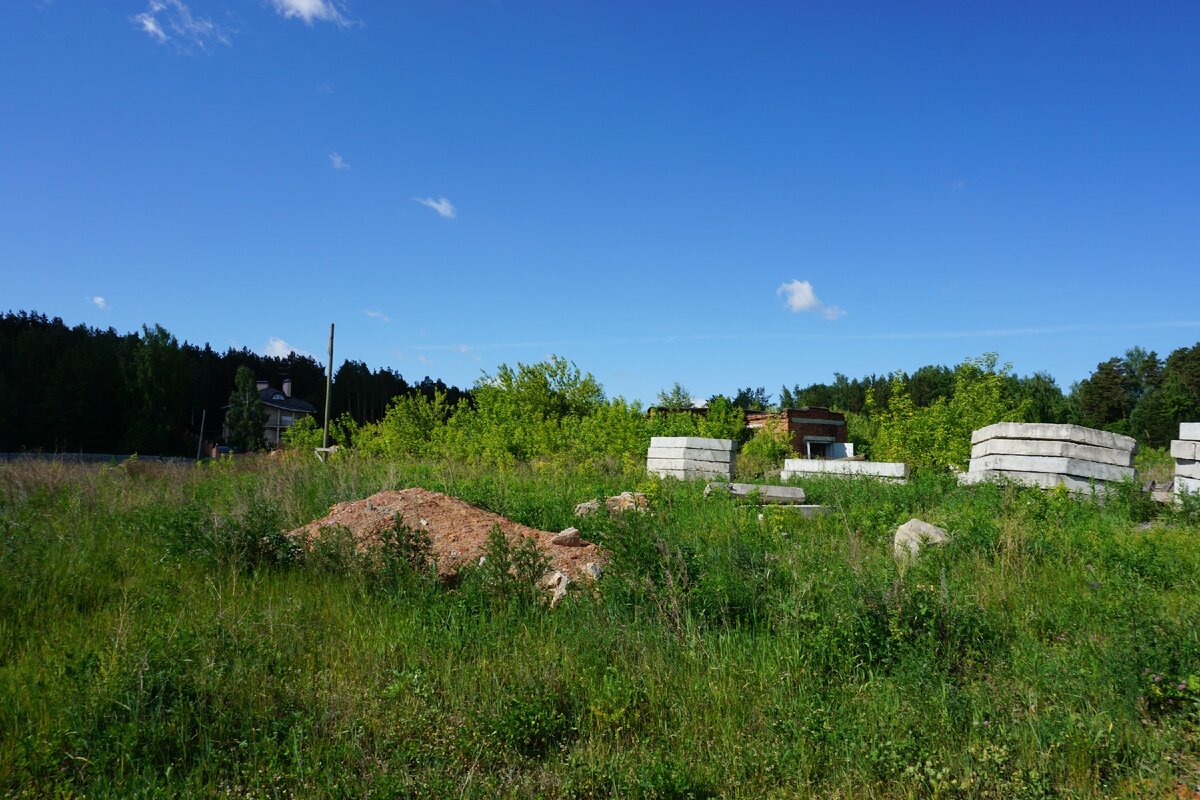 Пустырь со строительными материалами