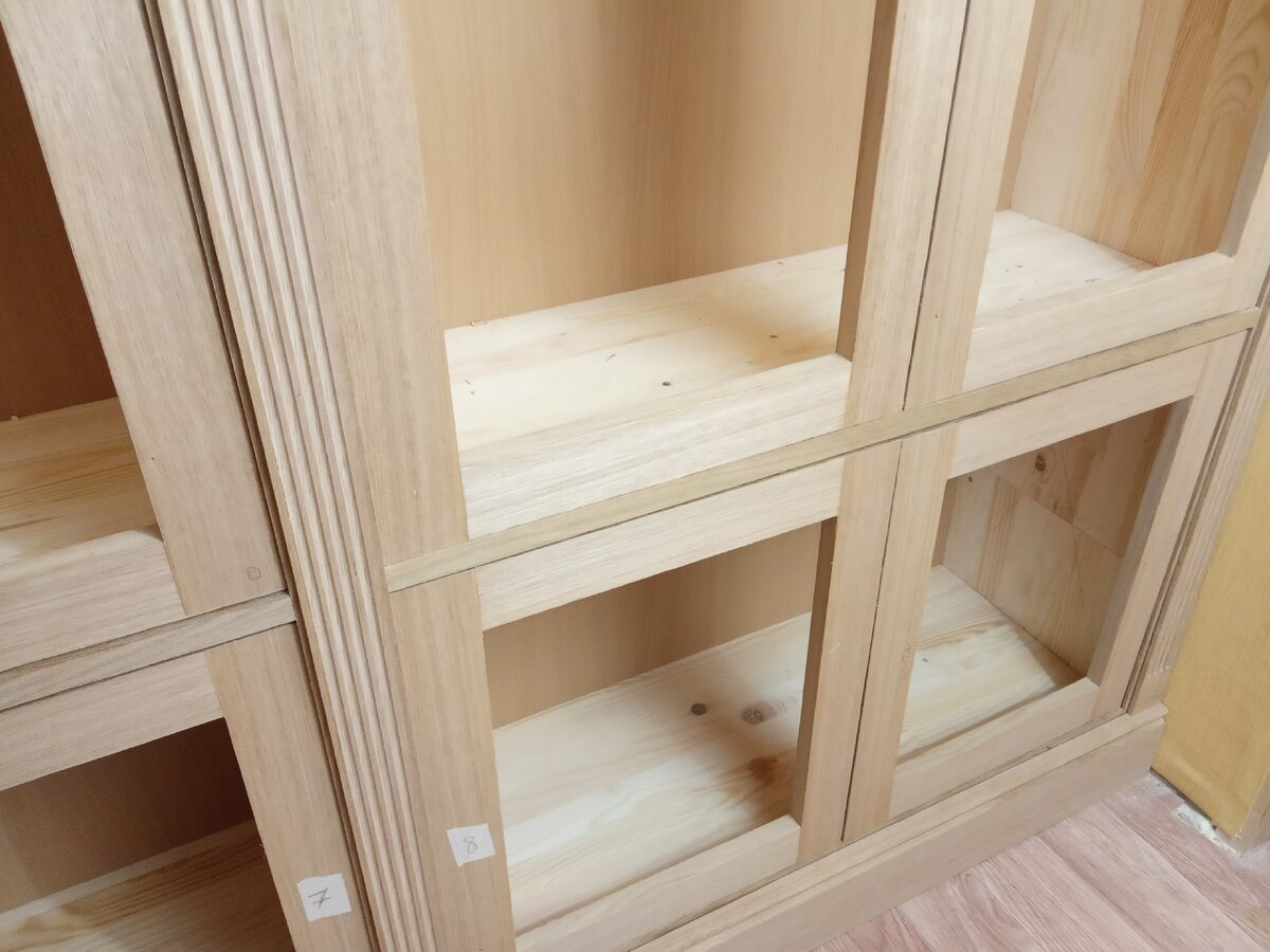 Шкаф с установленными на петли обвязками дверей