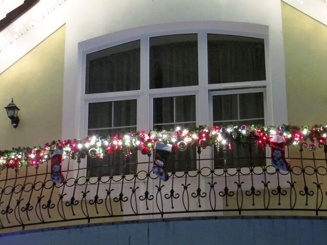 Как украсить балкон и крыльцо к зимним праздникам | Полезно (азинский.рф)