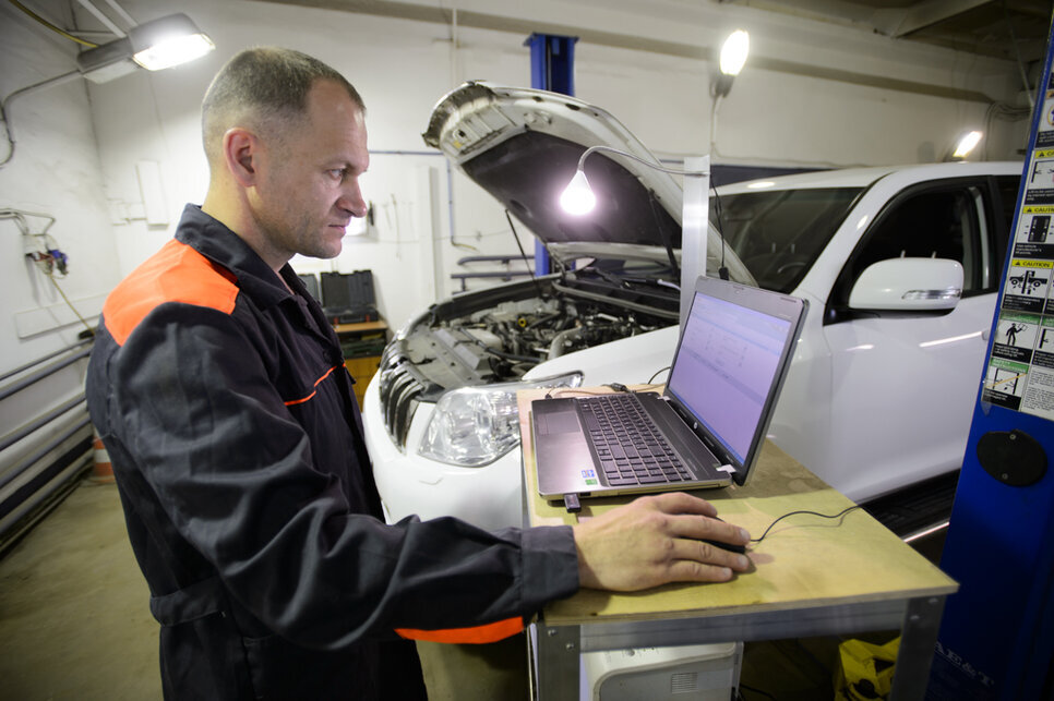 Покупка подержанного автомобиля по определению предполагает некий комплекс проверочных процедур, конечным результатом которого должна стать оценка его состояния. Но если еще лет 15 назад машину было достаточно посмотреть самому или показать сведущему знакомому, то теперь все иначе. Не зря даже люди, оказывающие такую услугу, как подбор автомобиля, не всегда берутся за помощь в покупке европейских премиум-моделей. Что же делать обывателю, куда обращаться и что проверять? Сразу оговоримся - речь пойдет об агрегатах, а не о кузове.