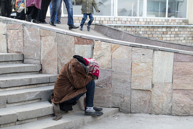 Откуда берутся бомжи, может от бездушия близких