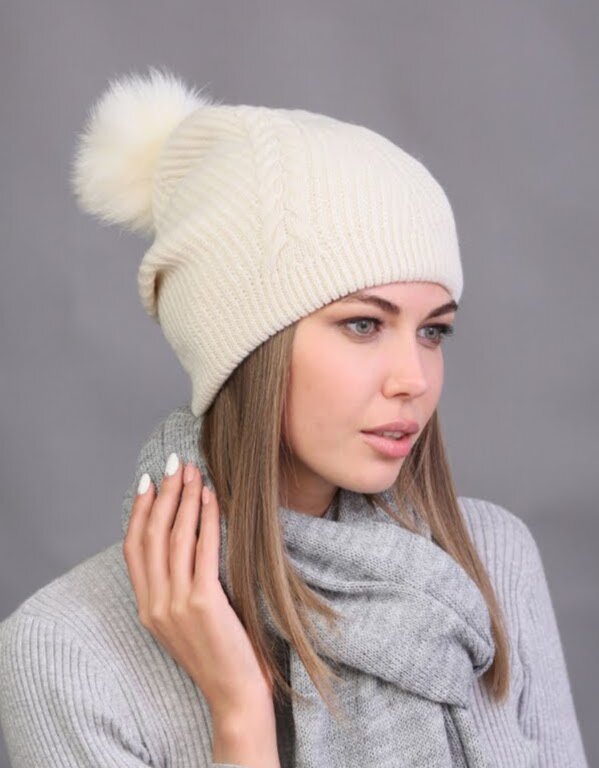 Цвет молочный.Цена ,с учётом скидки - 716рублей.(фото с Вайлдберриз).Брала размер (56-58).Не подрасчитала,что в составе 80% натуральной шерсти,остальное полиамид.Вообщем,она подрастянулась.Но если надевать,собрав волосы в хвост(с резинкой).То шапка, будет "сидеть",как надо!