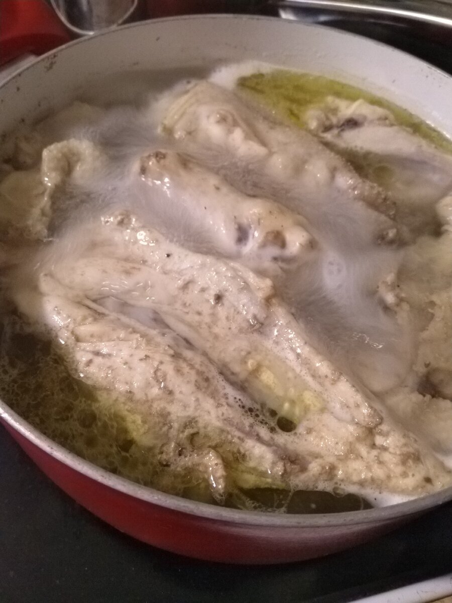 Варим курицу, убираем пенку