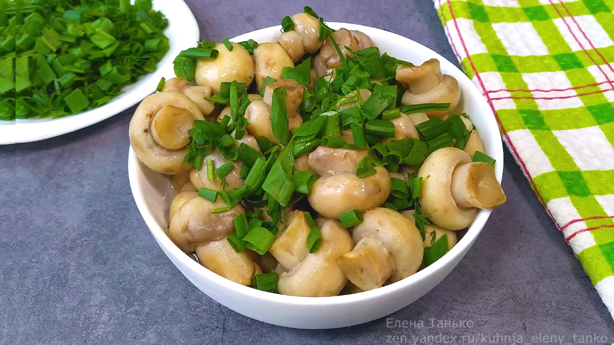 Грибочки у меня и вправду получаются купеческими: плотненькие, остренькие и никогда не темнеют. (Очень я не люблю, когда маринованные грибы становятся похожими на серую вываренную тряпку.) 