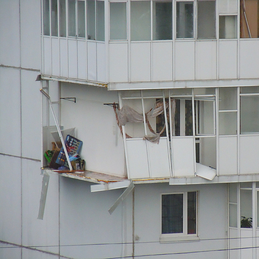 Сильный ветер в окна. Обвалился балкон. Обрушение остекления балкона. Рухнул балкон. Обрушение балкона в панельном доме.
