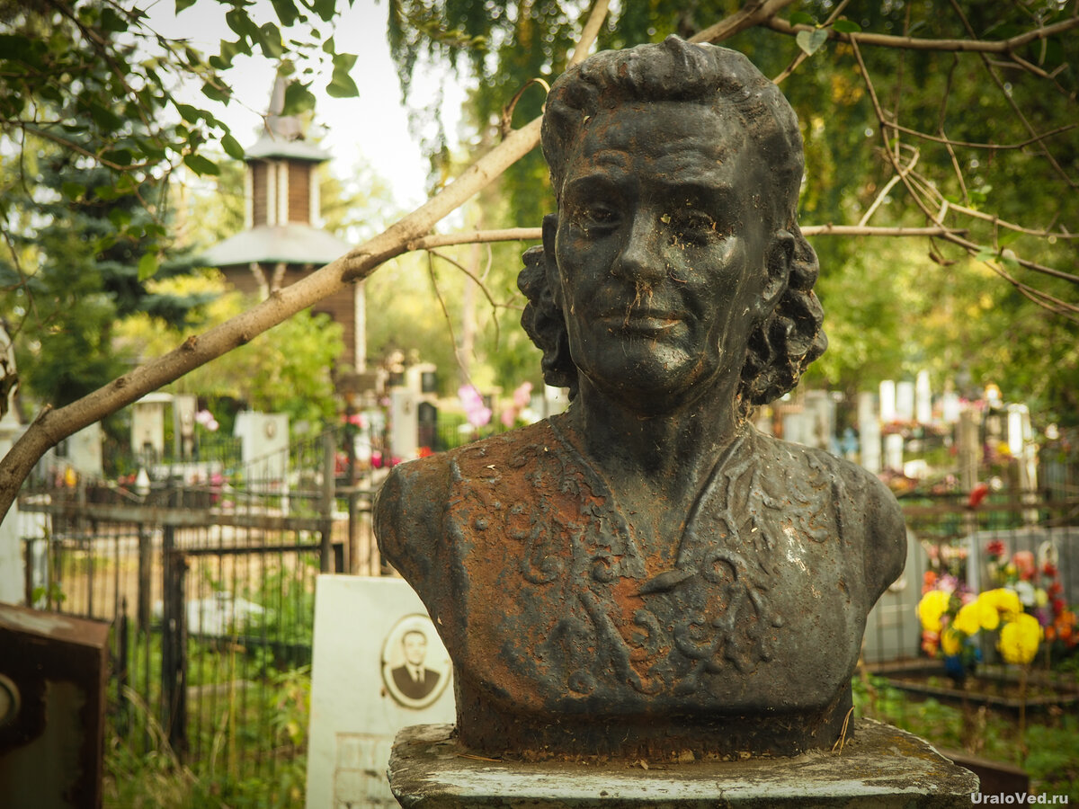 Чугунные скульптуры установлены не только на могилах известных людей
