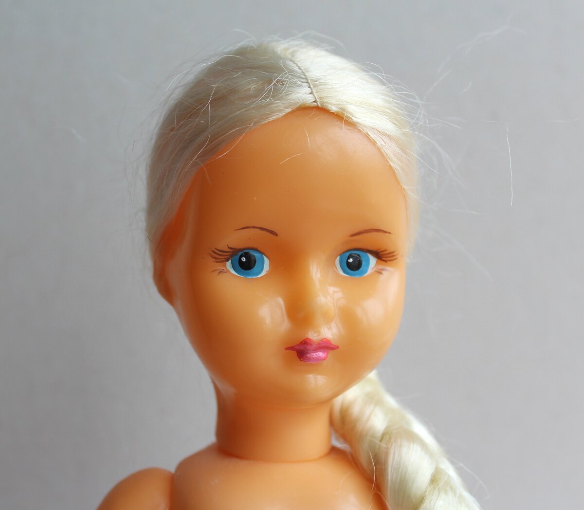 Чуть-чуть подкрасила глазки, брови