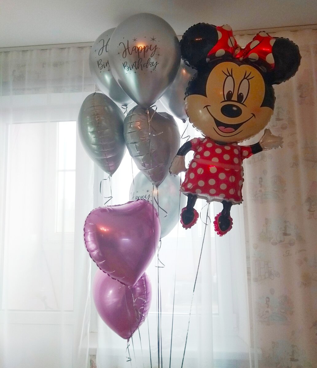 Все шарики я заказала на Али экспресс и надувала их сама, у меня есть баллон с гелием. 