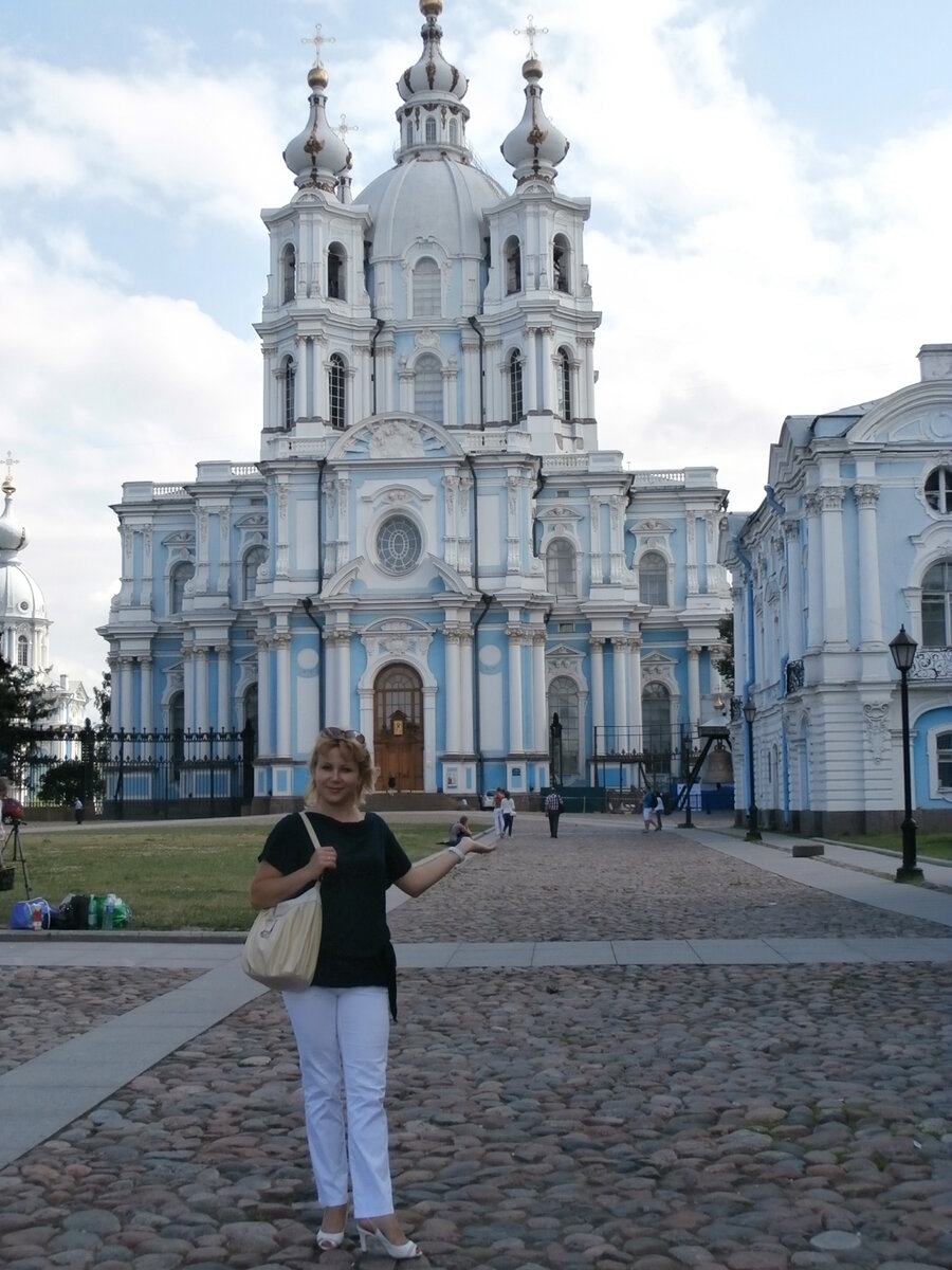 Моя мама на фоне моего факультета. Именно благодаря маме, я училась именно там, что круто изменило всю мою жизнь. 