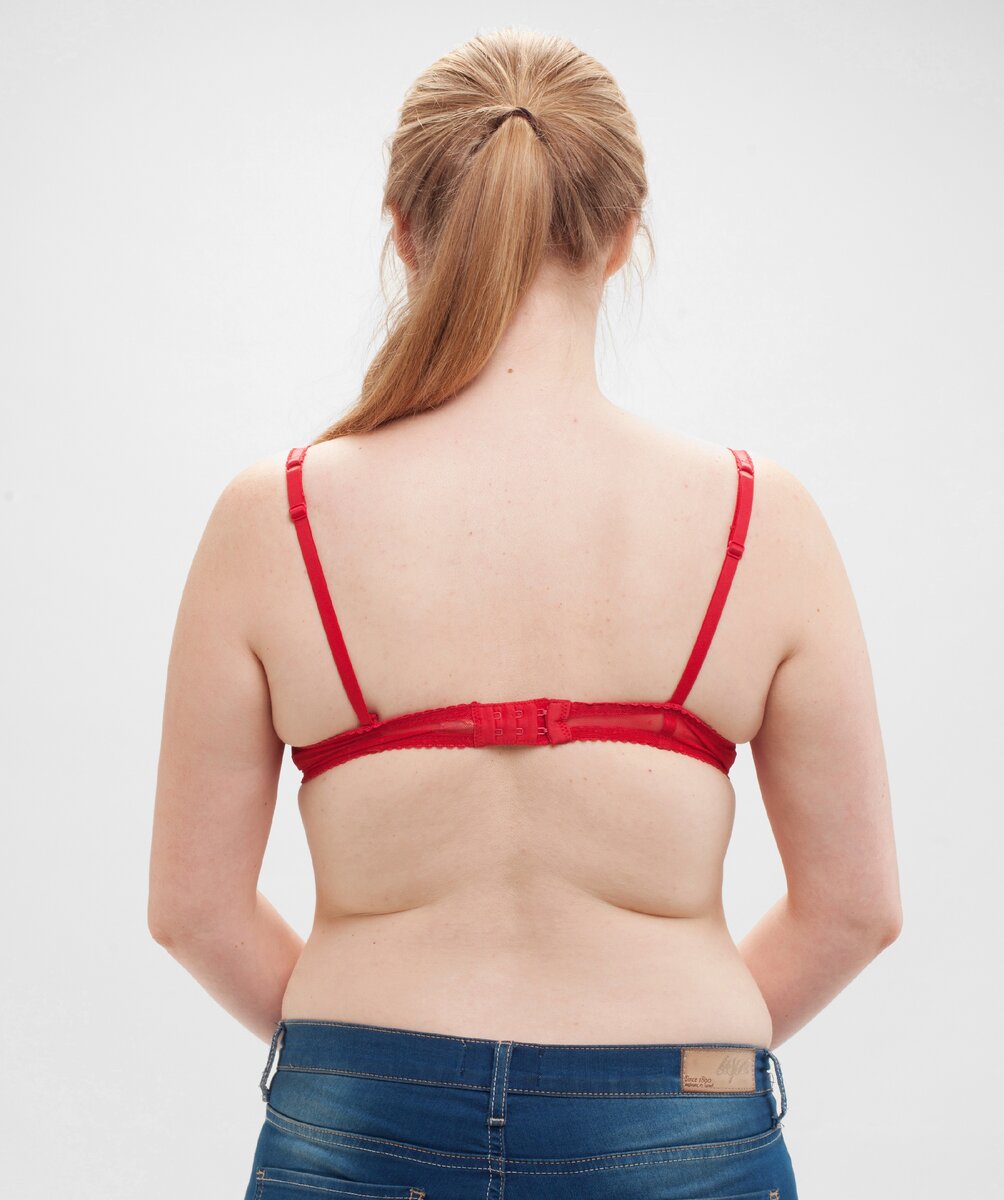 Слишком свободный пояс бюстгальтера "уполз" до лопаток