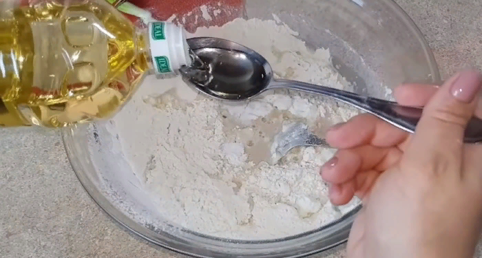 Смешиваем муку и соль с водным раствором дрожжей и добавляем масло